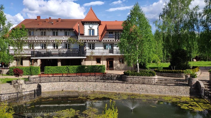 noclegi bialowieza dwor bartnika restauracja muzeum pszczelarstwa puszcza bialowieska