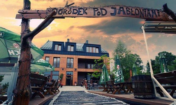 ogrodek pod jabloniami